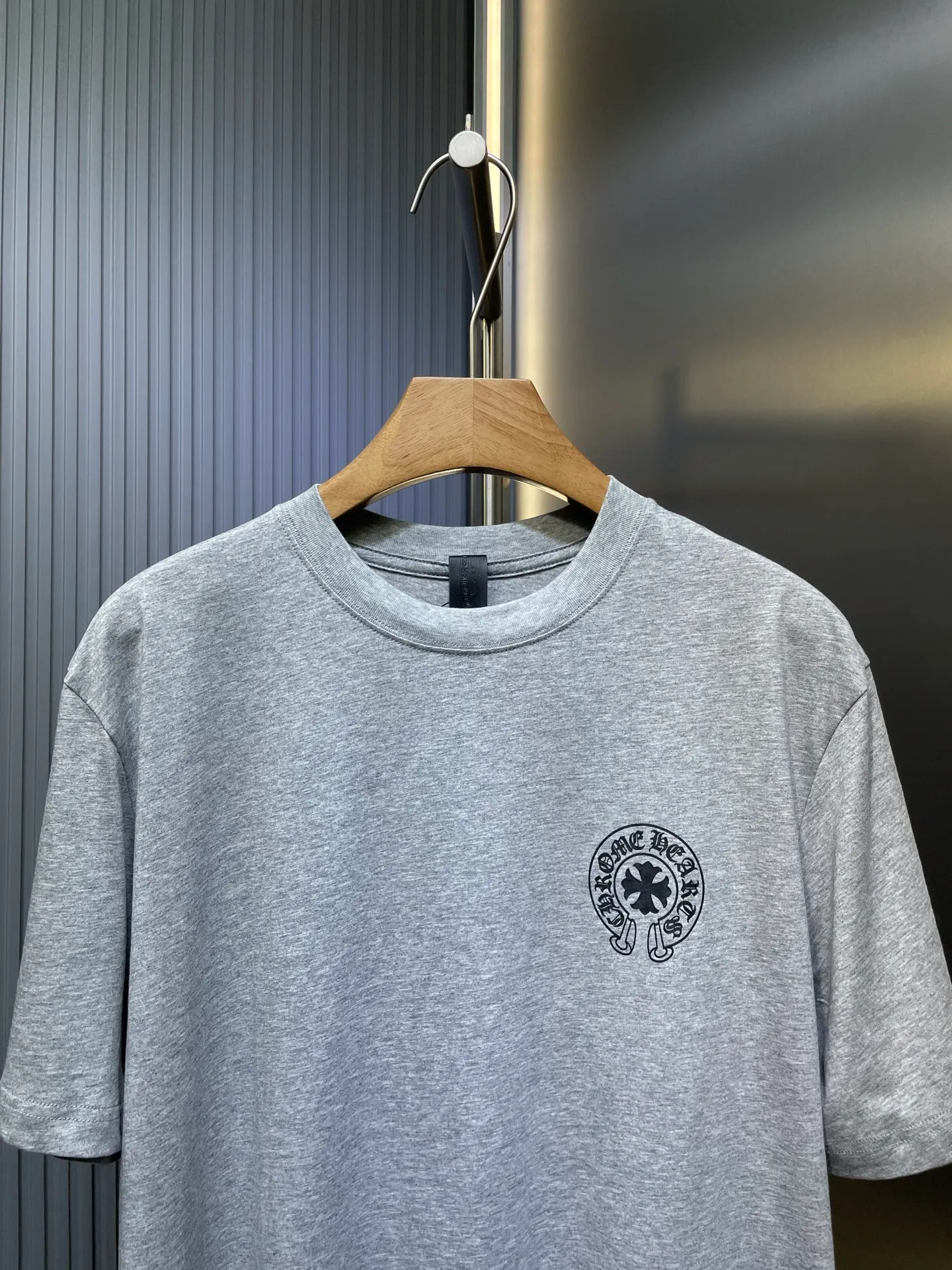 P240 CHROME HEART🌟【Top original order】CHROME HEART Sanskrit letter printed short sleeves are crafted from custom-made pure cotton fabrics, with excellent texture, comfortable and soft feel, skin-friendly and breathable, and sweat-absorbent. It is the best choice for summer. The chest is decorated with the brand's iconic pattern printing, single-sided reactive dyeing, and thermosetting ink printing. It can be matched with many types of clothing to create a fashionable look. Customized accessories, complete with three labels, same size for men and women. Size: s-xl